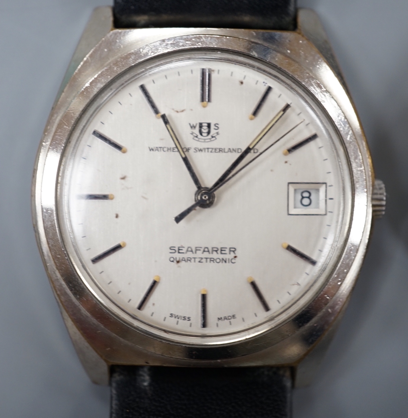 A gentleman's 1930' 9ct gold manual wind wrist watch, on a leather strap, 27.5 grams and a similar stainless steel Watches of Switzerland Seafarer Quartztronic watch.